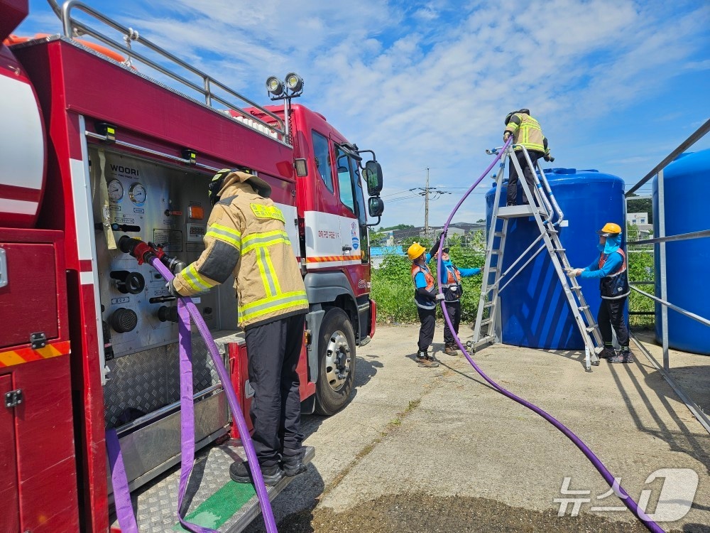 코레일이 31일 오후 충남 아산시 신동1교에서 관할 소방서와 고속선 ‘자동살수장치 급수지원 합동 훈련’을 실시했다.(코레일 제공) /뉴스1