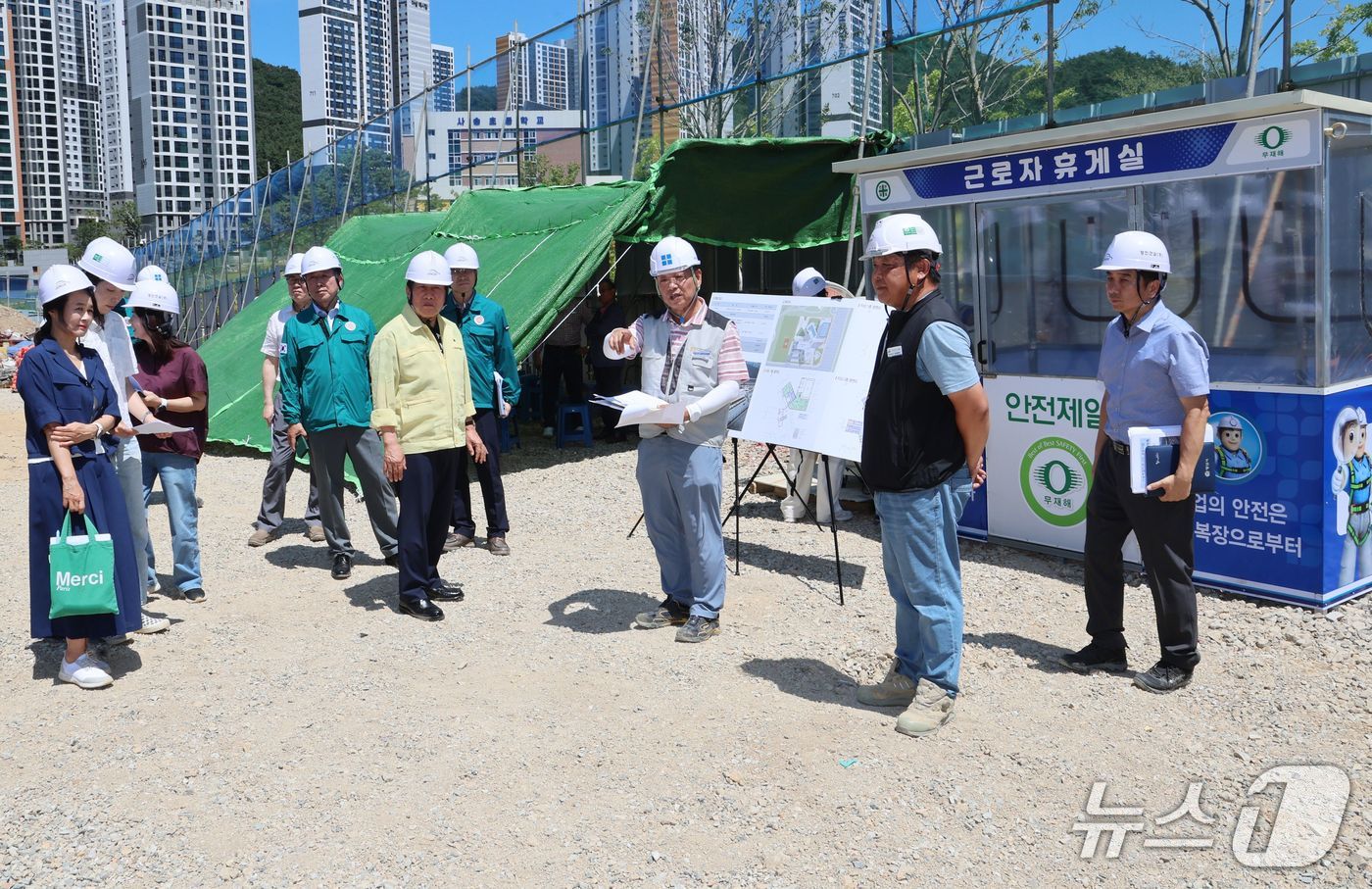 나동연 양산시장이 31일 지역 내 건설 현장을 찾아 폭염 현장 점검을 벌이고 있다.(양산시 제공. 재판매 및 DB금지)