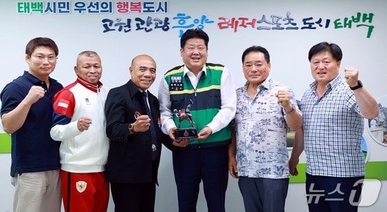 강원 태백시가 최근 인도네시아 레슬링 국가대표 전지훈련팀을 유치한 가운데, 이상호 태백시장이 지난 30일 시청에서 훈련팀 관계자 등과 기념 사진을 촬영하고 있다. (태백시 제공. 재판매 및 DB금지) 2025.7.31/뉴스1