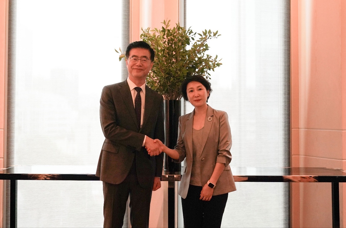 이재웅 외교부 대변인과 마오닝 중국 외교부 대변인이 31일 기념촬영을 하고 있다.(외교부 제공)