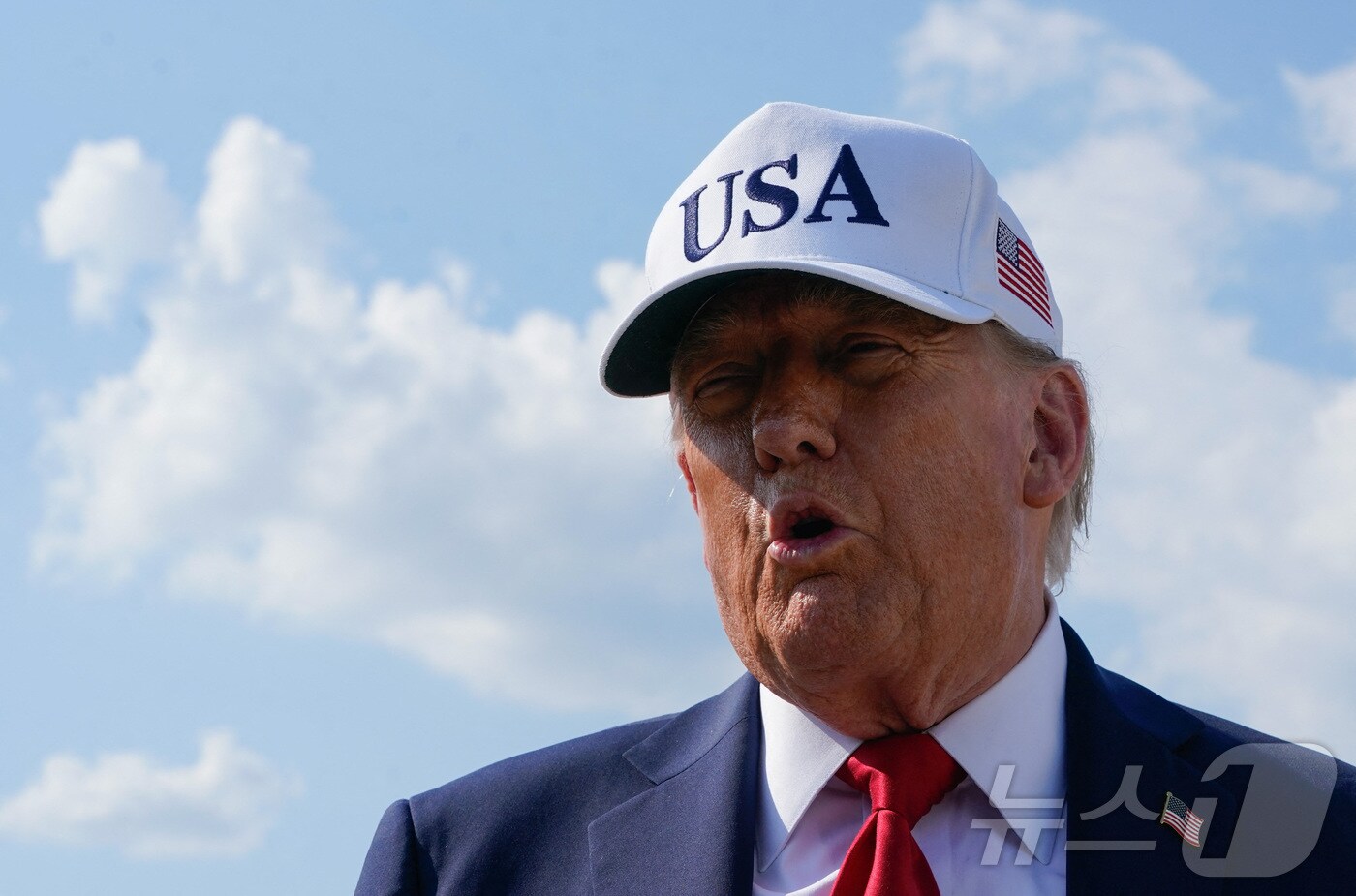도널드 트럼프 미국 대통령이 3일(현지 시간) 아이오와로 출발하기에 앞서 메릴랜드주 앤드루스 합동기지에서 에어포스원(미 대통령 전용기)에 탑승하기 전 취재진에 발언하고 있다. 2025.07.03. ⓒ 로이터=뉴스1 ⓒ News1 윤다정 기자