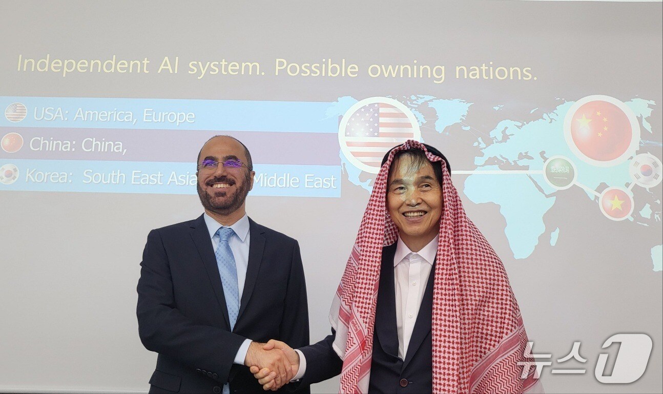 이광형 KAIST 총장(오른쪽)과 압둘라 알살만 킹사우드대 총장(KAIST 제공) /뉴스1