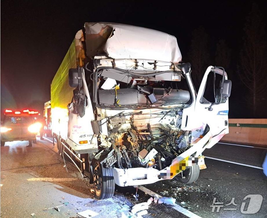 3일 오후 10시 11분쯤 경북 안동시 일직면 용각리 중앙고속도로 부산 방향 176㎞ 지점에서 주행 중인 25톤 화물차 후미를 4.5톤 화물차가 추돌했다.(경북소방본부 제공)2025.7.4/뉴스1