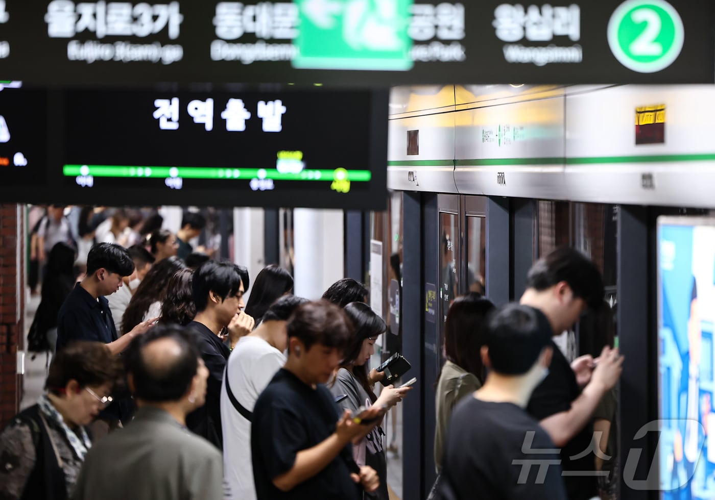 4일 서울 지하철 2호선 시청역에서 시민들이 지하철을 기다리고 있다.  2025.7.4/뉴스1 ⓒ News1 김도우 기자
