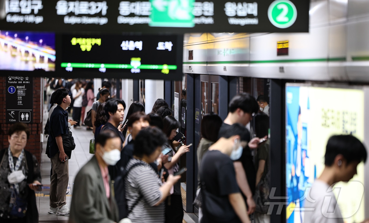 4일 서울 지하철 2호선 시청역에서 시민들이 지하철을 기다리고 있다. 이날 오전 서울 지하철 2호선 서울대입구역에서 신호장애가 발생으로 운행이 한동안 중단돼 시민들이 출근길 불편을 겪었다. 2025.7.4/뉴스1 ⓒ News1 김도우 기자