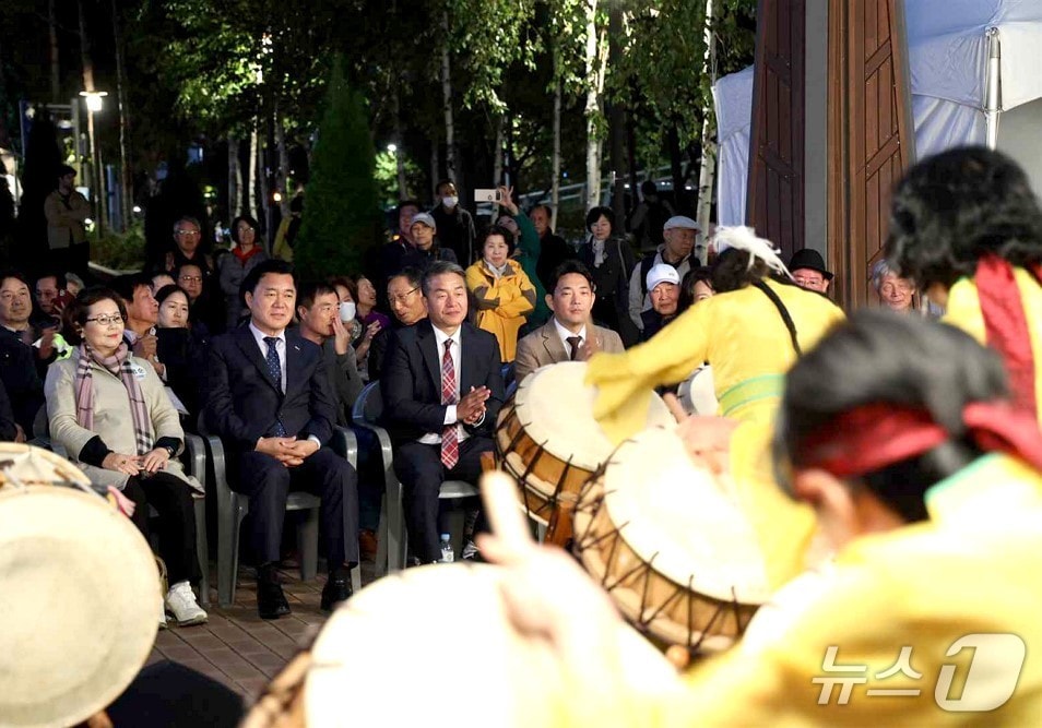 지난해 개최된 남현예술길 야행에서 공연을 관람하는 박준희 관악구청장&#40;왼쪽 두번째&#41;.&#40;관악구 제공&#41;