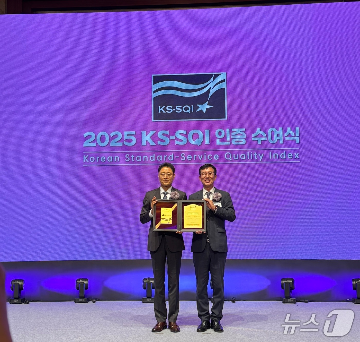 지난 3일 서울 롯데호텔에서 열린 2025 KS-SQI(한국서비스품질지수) 인증 수여식에서 DB손해보험 박권일 본부장(왼쪽)과 한국표준협회 문동민 회장이 기념촬영을 하고있다./사진제공=DB손해보험