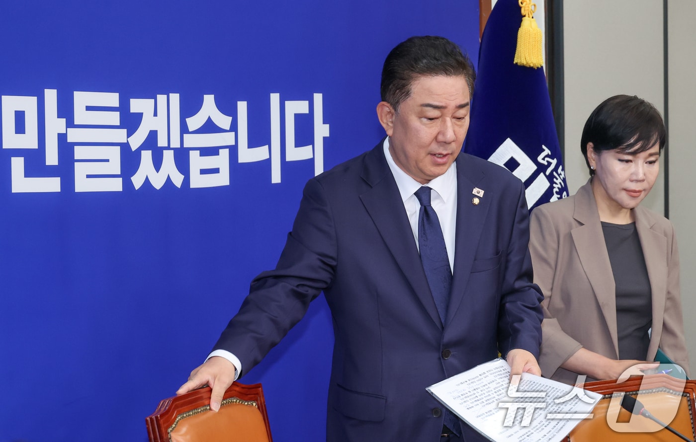 김병기 더불어민주당 대표 직무대행 겸 원내대표(왼쪽)와 전현희 최고위원이 4일 오전 서울 여의도 국회에서 열린 최고위원회의에 입장하고 있다. 2025.7.4/뉴스1 ⓒ News1 안은나 기자