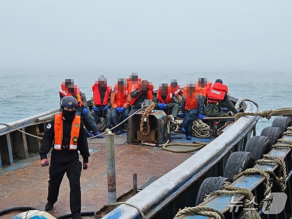 구조된 선원(인천해양경찰서 제공.재판매 및 DB금지)