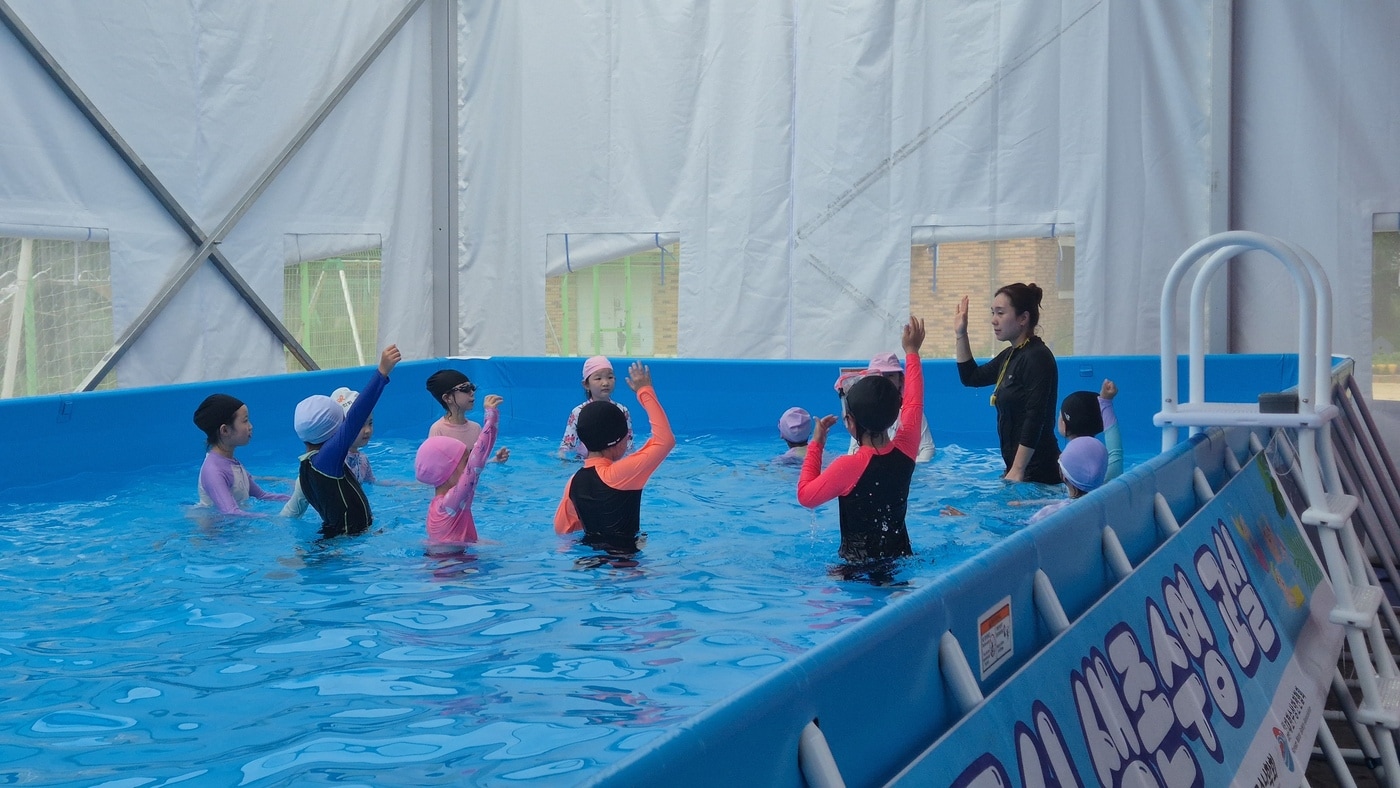  ‘이동형 수영장 활용 생존수영 실기교육’ 운영 모습.(충남교육청 제공. 재판매 및 DB 금지)/뉴스1