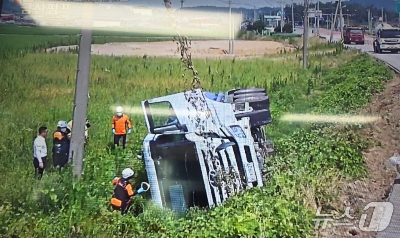 김제 탱크로리 전복 사고 현장.(독자제공. 재판매 및 DB금지)