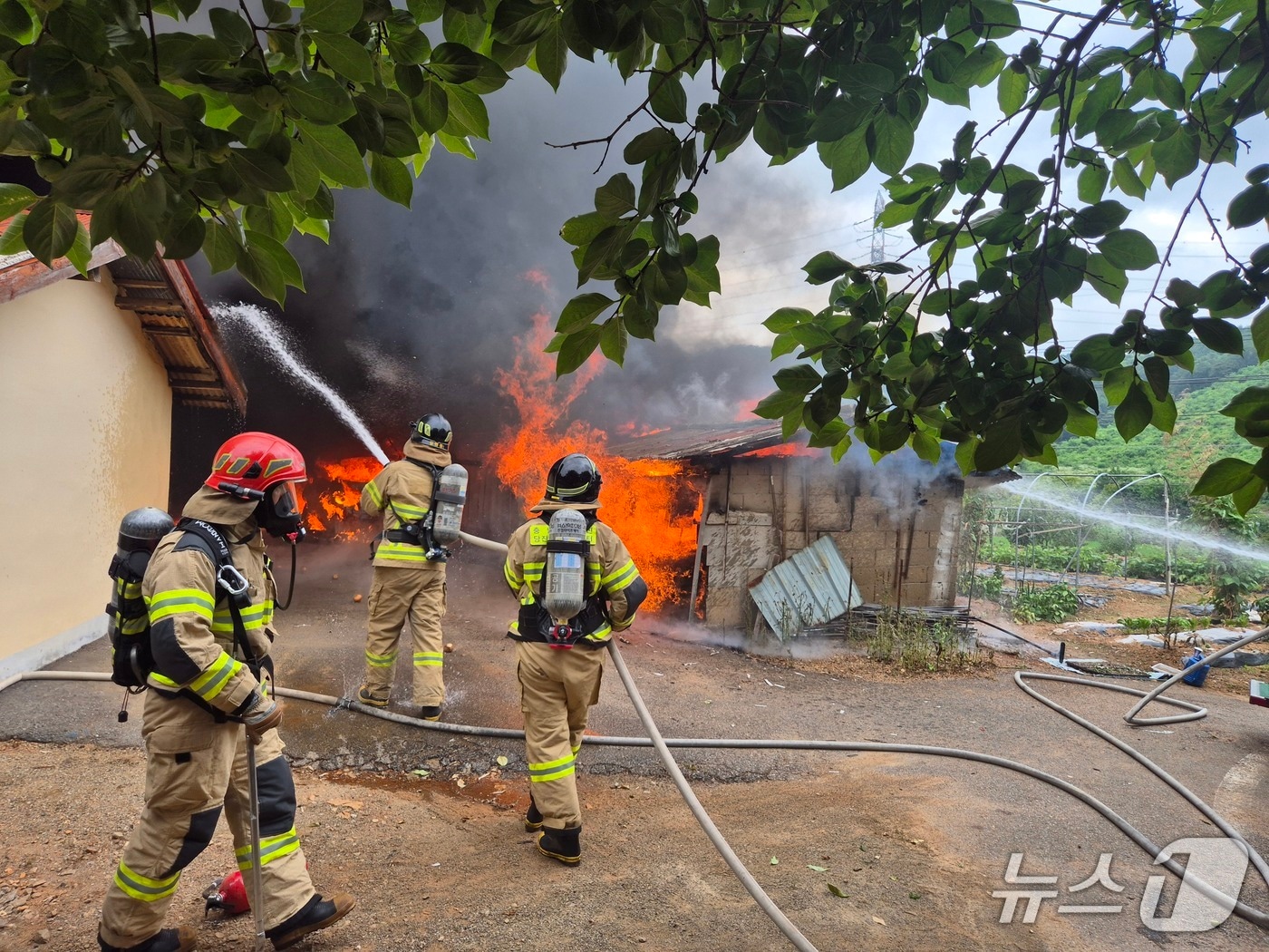  당진 정미면 천의리 차고 화재 현장. (당진소방서 제공, 재판매 및 DB금지) / 뉴스1