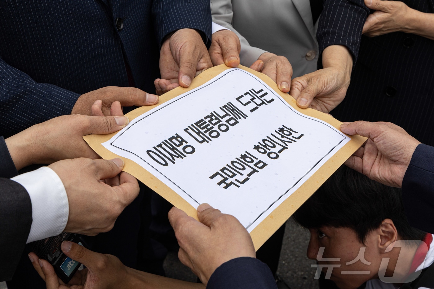 유상범 국민의힘 원내운영수석부대표와 김은혜 원내정책수석부대표를 비롯한 의원들이 4일 서울 용산구 대통령실 앞에서 우상호 정무수석에게 항의서한을 전달하고 있다. 국민의힘은 이날 추가경정예산(추경)안에 대한 여야 합의가 최종 결렬된 책임이 더불어민주당의 대통령실 특수활동비(특활비) 증액 요구에 있다며, 대통령실을 찾아 대국민 사과를 요구하는 항의서한을 전달했다. 2025.7.4/뉴스1 ⓒ News1 이재명 기자