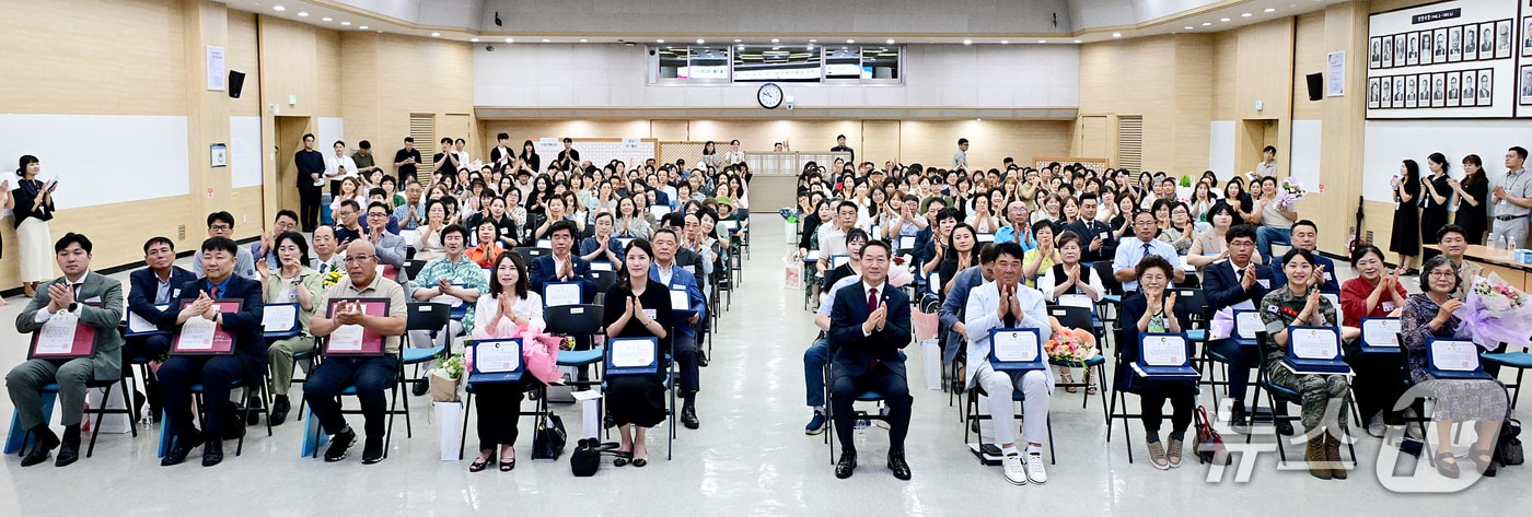 유정복 인천시장이 시청 대회의실에서 열린 '2025년 2분기 모범선행시민 및 우수 이·통장 표창 수여식'에서 수상자들과 기념촬영을 하고 있다.(인천시 제공. 재판매 및 DB금지) / 뉴스1