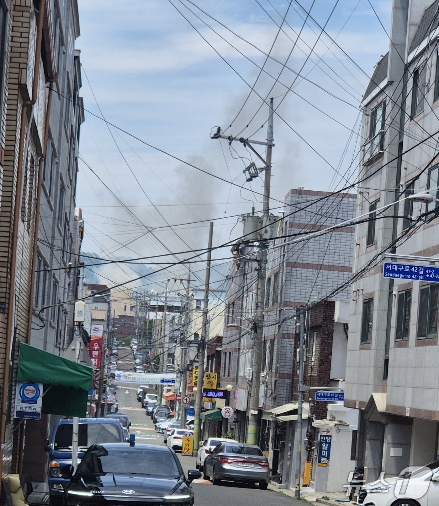 4일 오전 11시26분쯤 대구 서구 이현동의 한 물류창고에서 불이 나 소방당국이 1시간 여 만에 진화했다.(독자 제공.재판매 및 DB금지)