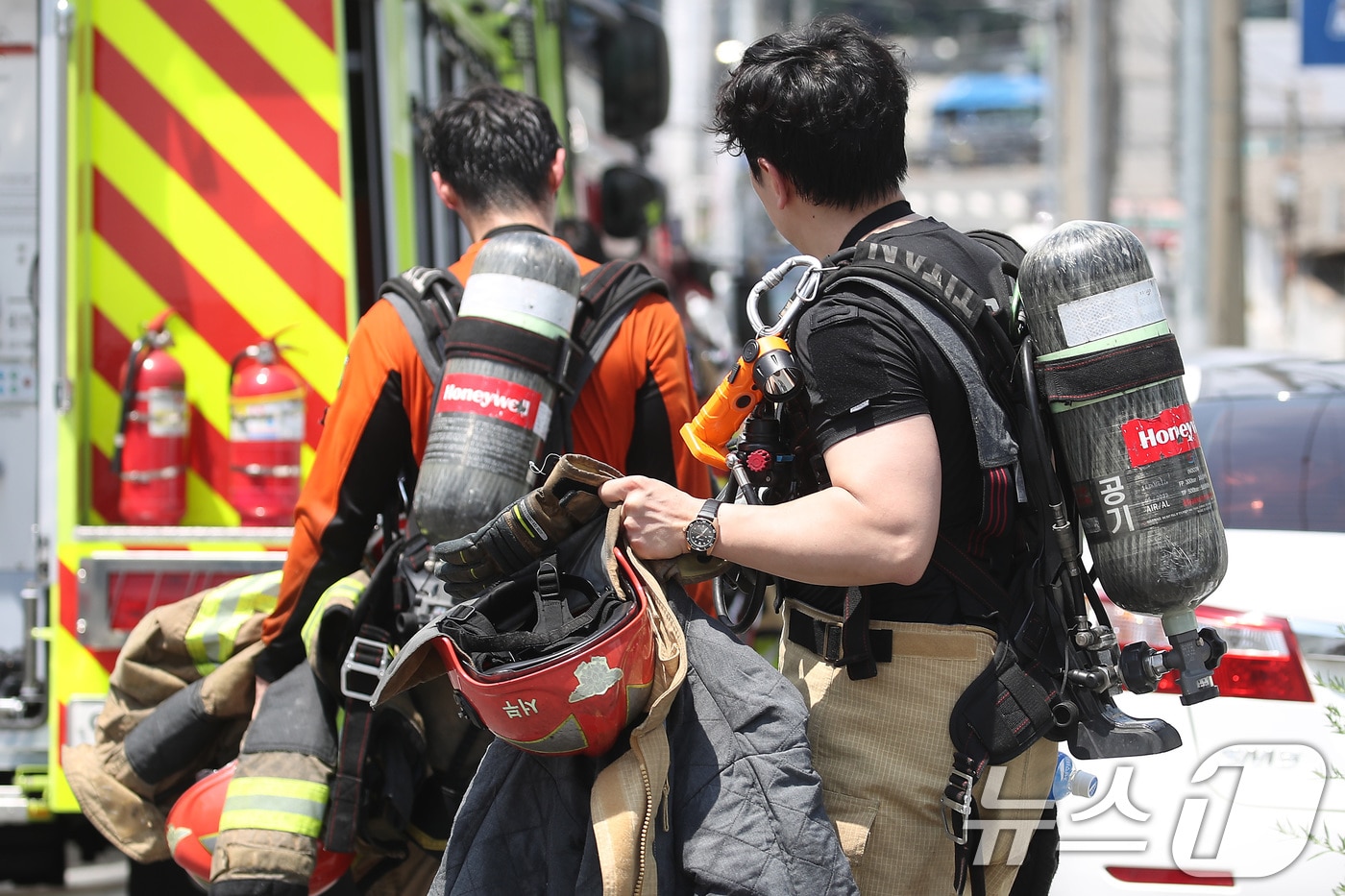 4일 오후 대구 서구 이현동 물류창고 화재 현장에서 진화를 마친 소방관들이 땀에 흠뻑 젖은 채 장비를 챙겨 돌아가고 있다. 2025.7.4/뉴스1 ⓒ News1 공정식 기자