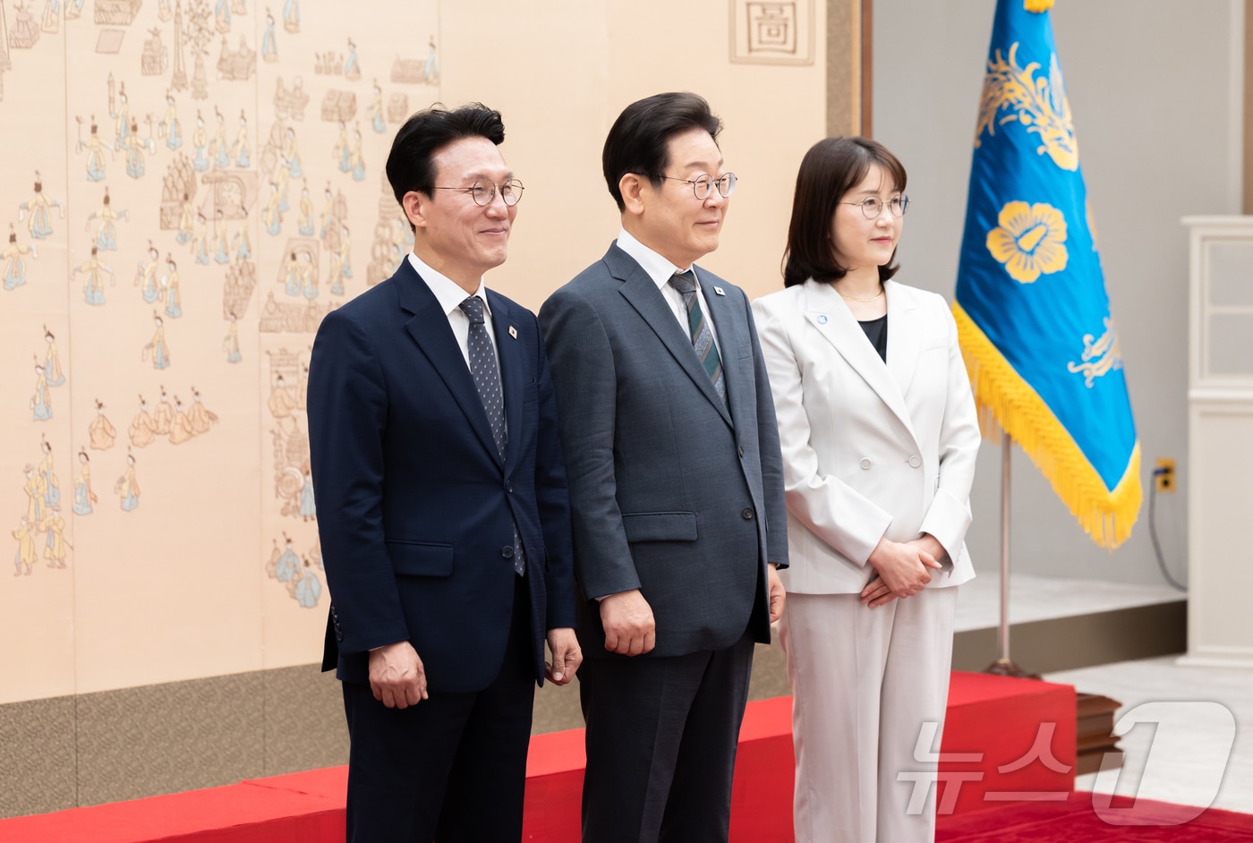 이재명 대통령이 4일 서울 용산 대통령실 청사에서 열린 임명장 수여식에서 김민석 신임 국무총리에게 임명장을 수여한 후 기념촬영을 하고 있다. 사진 오른쪽은 김 총리 배우자. (대통령실 제공. 재판매 및 DB 금지) 2025.7.4/뉴스1 ⓒ News1 이재명 기자