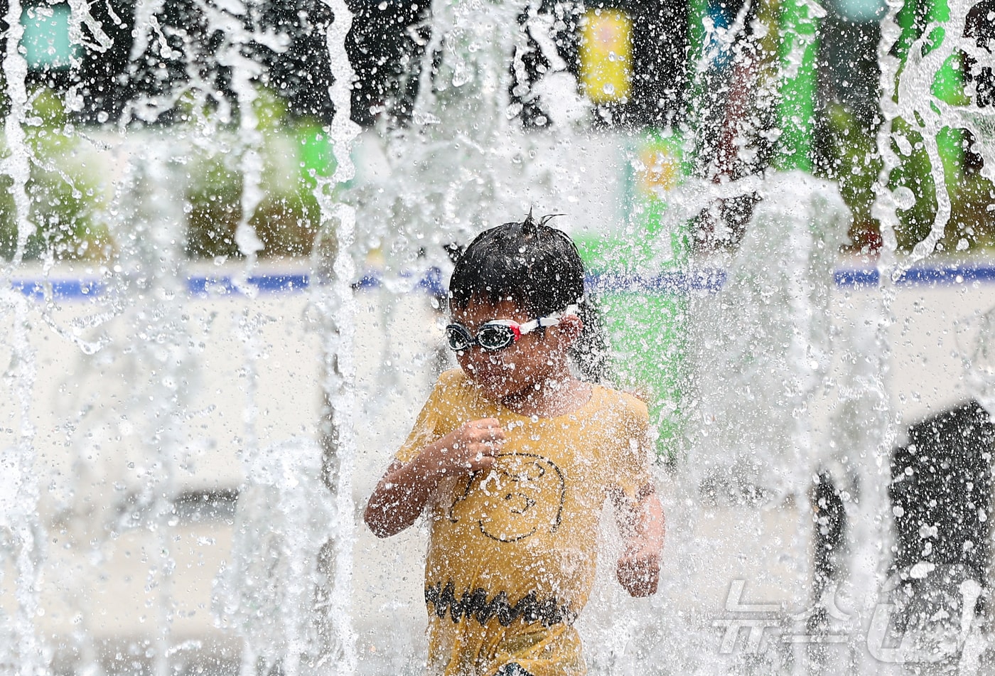무더위가 이어진 4일 서울 종로구 광화문 광장을 찾은 어린이가 바닥분수에서 더위를 식히고 있다. 2025.7.4/뉴스1 ⓒ News1 김도우 기자