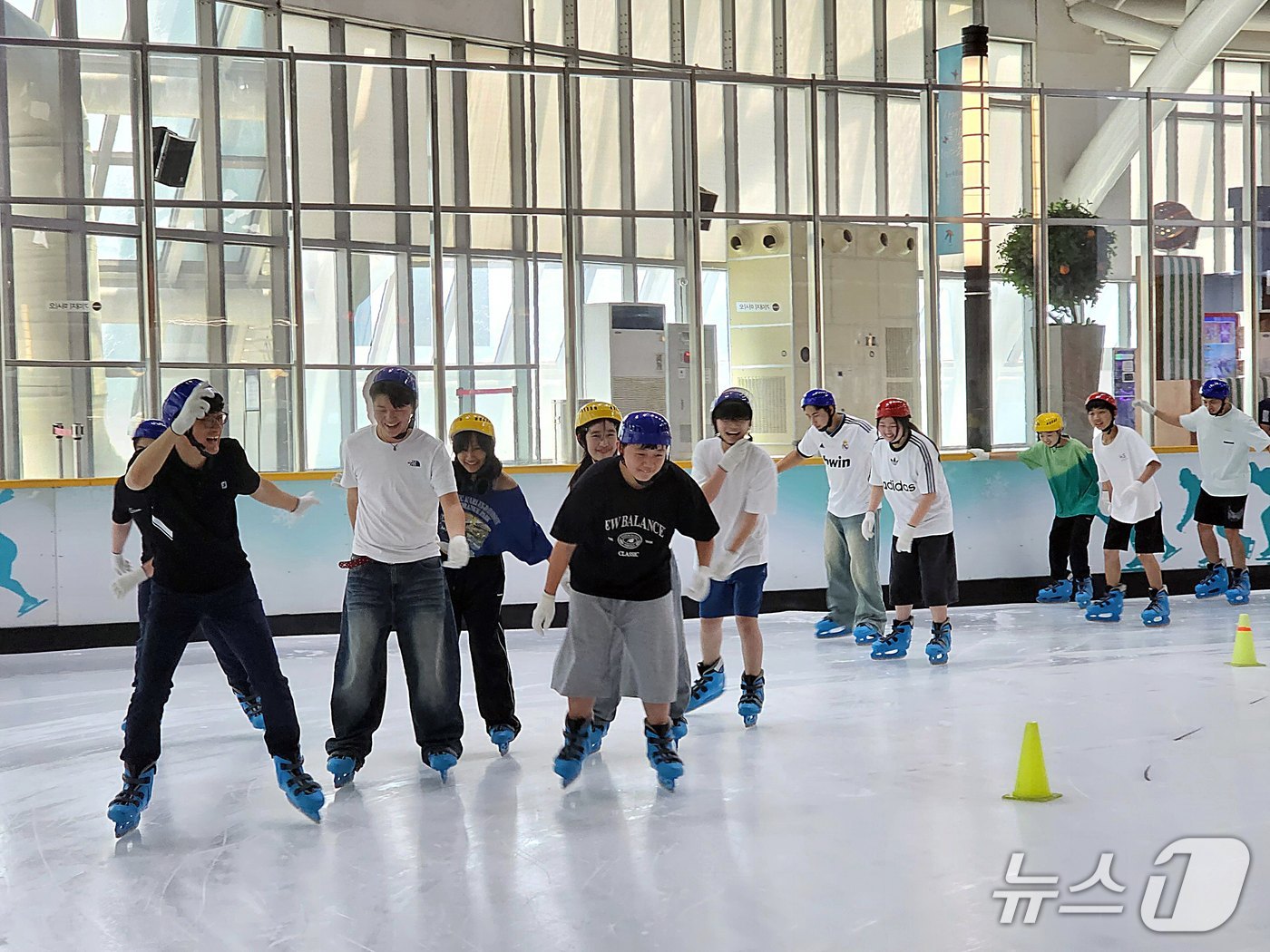 신세계백화점 센텀시티 아이스링크에서 고객들이 스케이트를 타고 있다.(신세계 센텀시티 제공. 재판매 및 DB 금지)