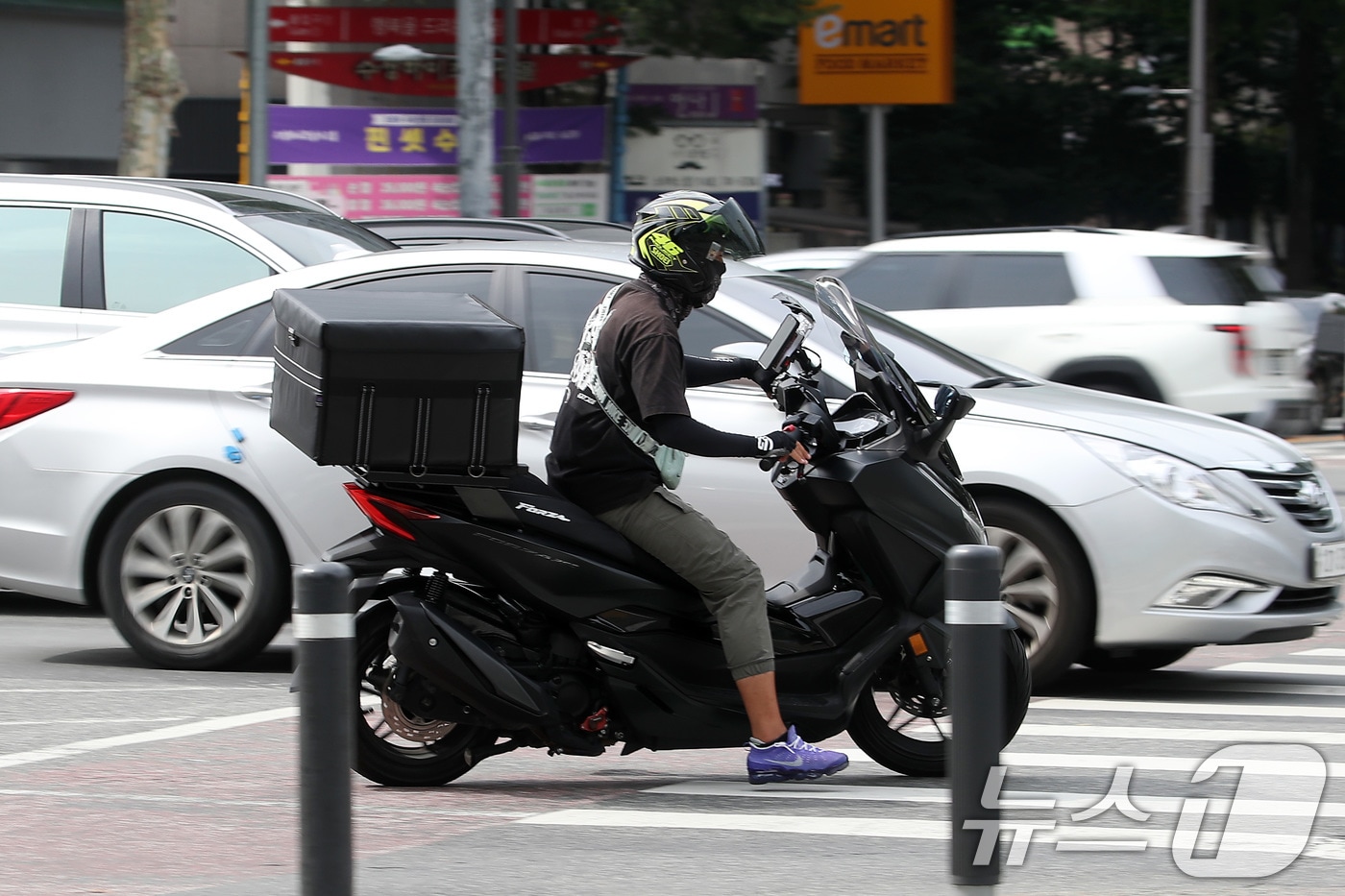 4일 오후 대구 수성구 달구벌대로에서 한 배달라이더가 오타바이를 타고 지나고 있다. 2025.7.4/뉴스1 ⓒ News1 공정식 기자