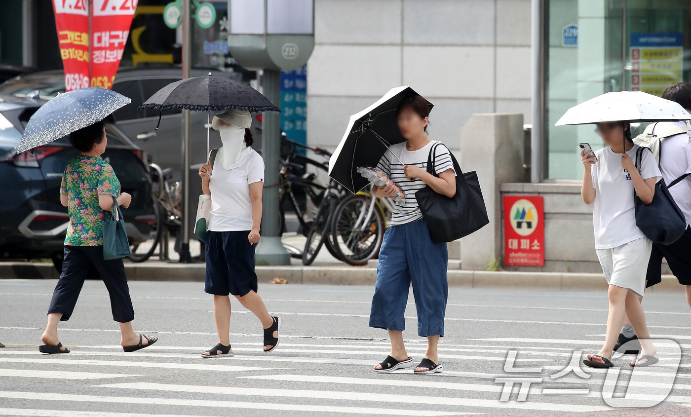 폭염이 일주일 넘게 이어진 4일 오후 대구 수성구 달구벌대로에서 시민들이 양산을 펼쳐 뙤약볕을 피하고 있다. (사진은 기사 내용과 무관함) 2025.7.4/뉴스1 ⓒ News1 공정식 기자