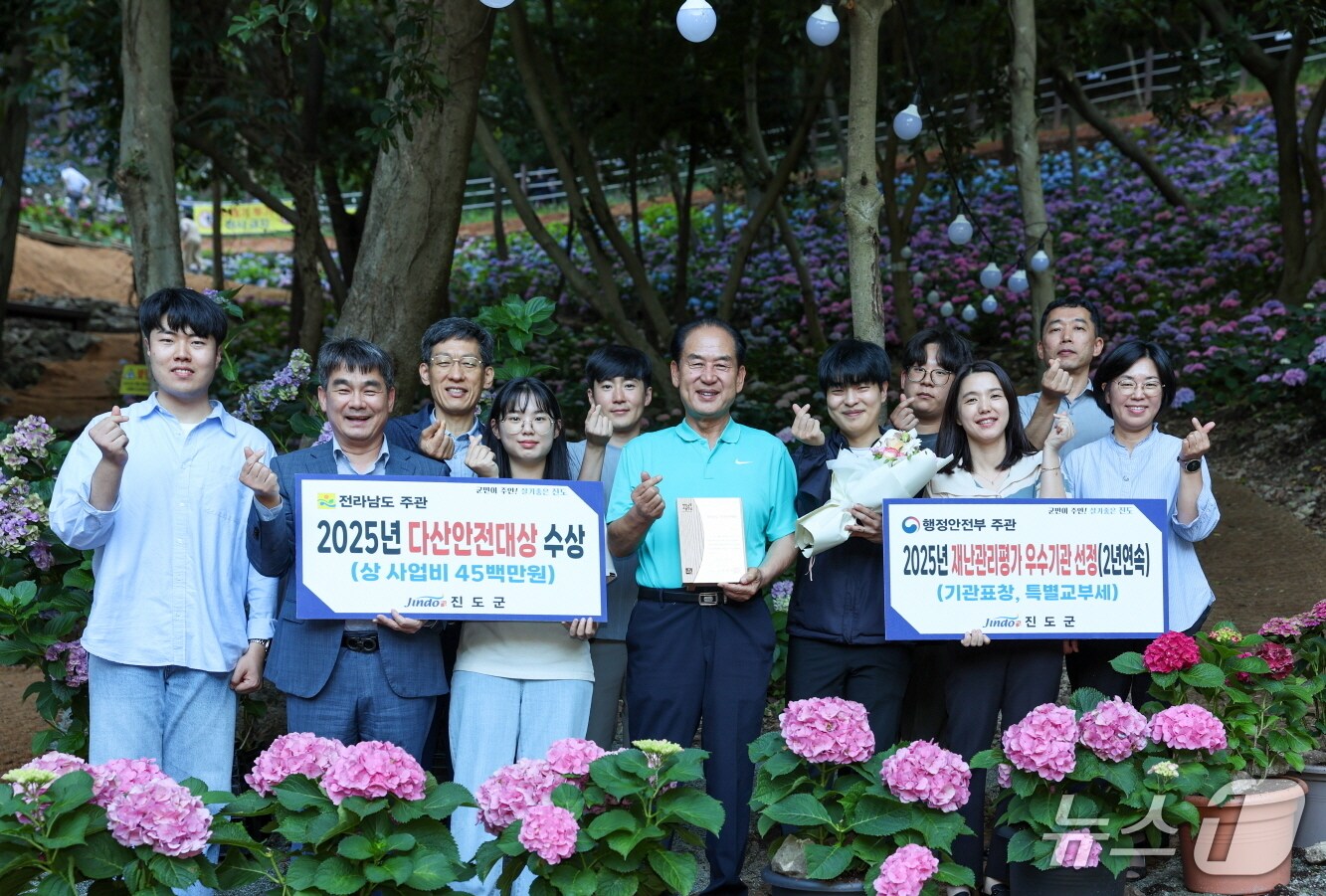 김희수 군수&#40;가운데&#41;를 비롯한 진도군 관계자들이  &#39;다산안전대상&#39;을 수상한 뒤 기념사진을 찍고 있다.&#40;진도군 제공, 재판매 및 DB 금지&#41;/뉴스1