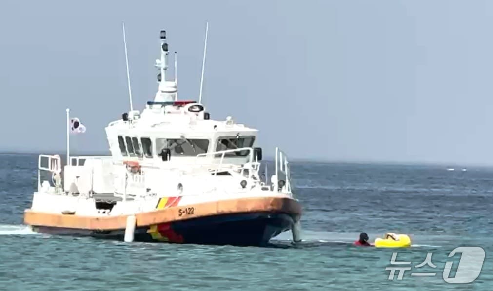 4일 강원 고성 화진포 해상 물놀이객 표류 사고.(속초해경 제공, 재판매 및 DB 금지) 2025.7.4/뉴스1
