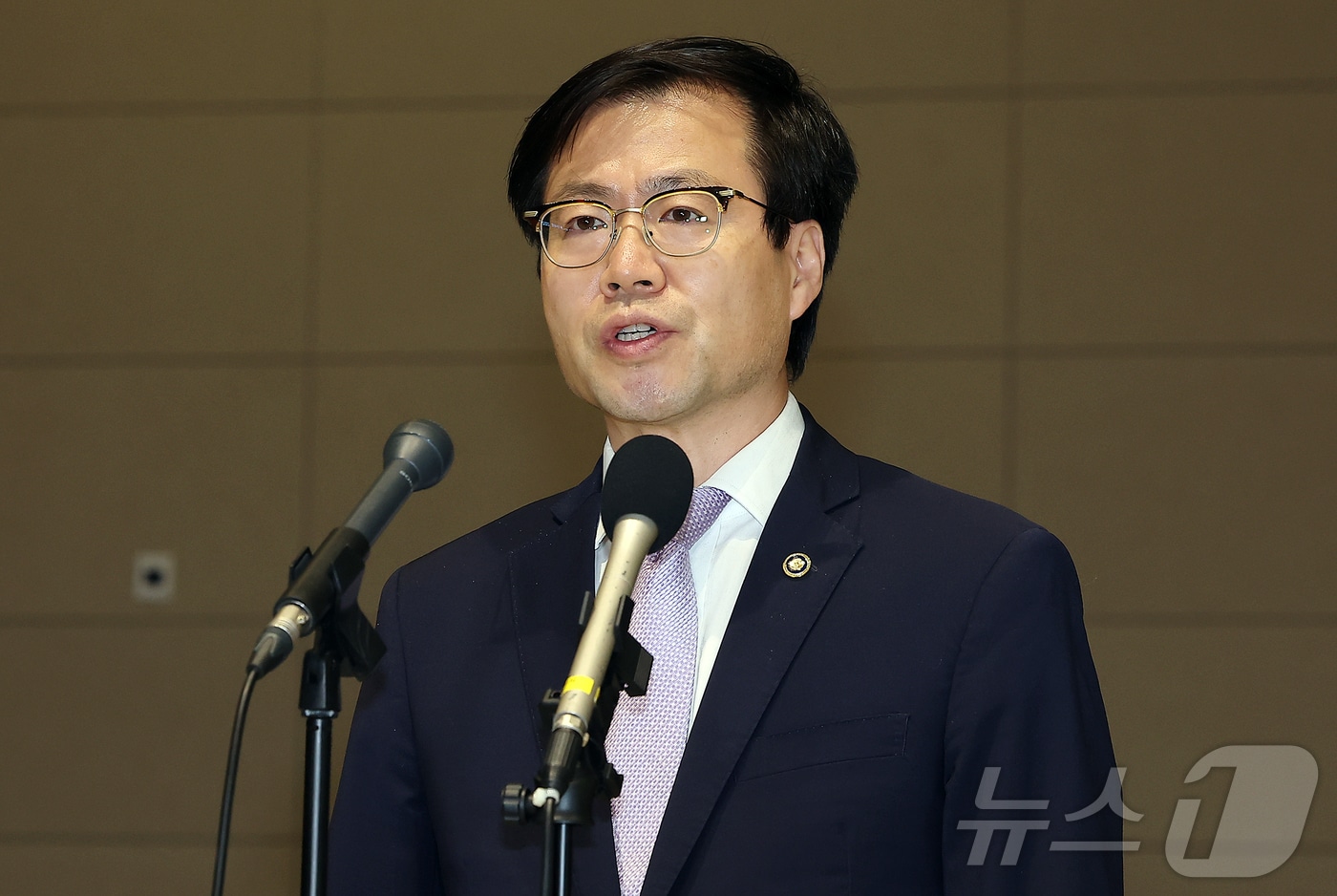 여한구 산업통상자원부 통상교섭본부장이 4일 미국과의 통상 협의를 위해 인천국제공항 제2터미널을 통해 출국하기에 앞서 취재진 질문에 답하고 있다. 2025.7.4 ⓒ 뉴스1 김진환 기자