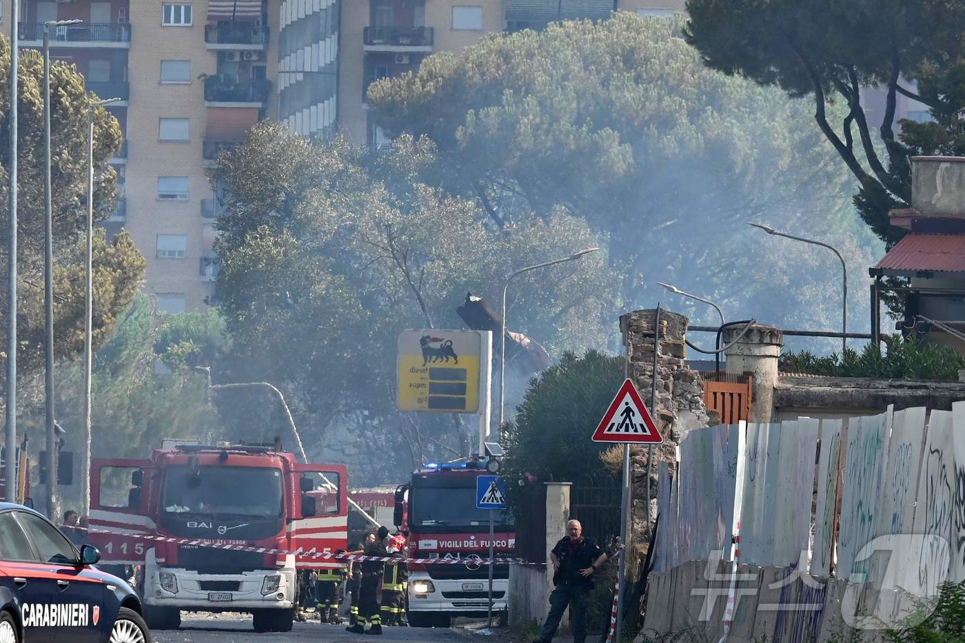 이탈리아 로마에서 4일(현지시간) 소방 당국이 주유소 폭발 사고를 정리하고 있다. 2025.07.04.  ⓒ AFP=뉴스1
