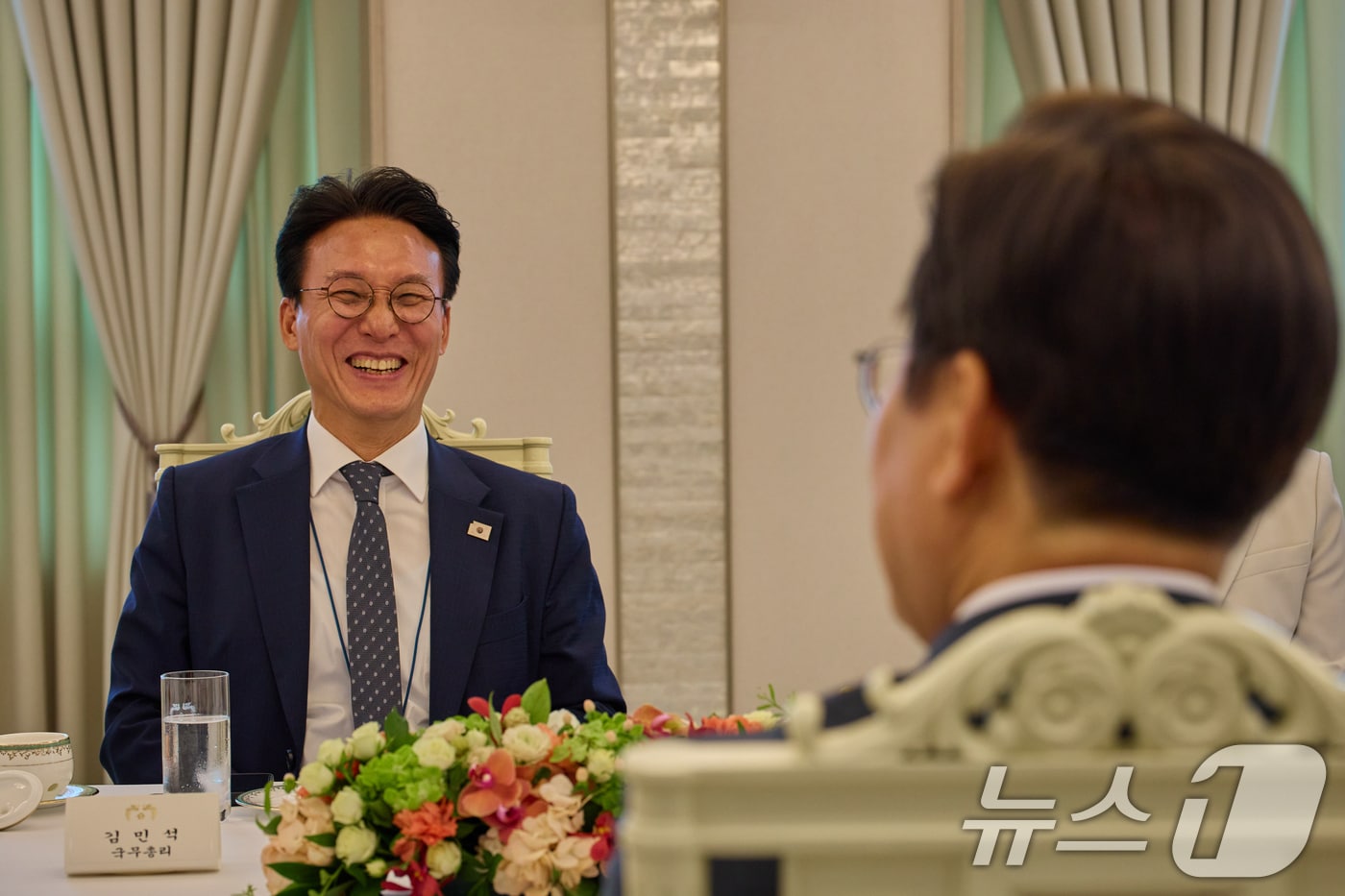 이재명 대통령이 지난 4일 서울 용산 대통령실 청사에서 열린 김민석 신임 국무총리와 환담하고 있다 (이재명 대통령 SNS. 재판매 및 DB 금지) 2025.7.5/뉴스1 ⓒ News1 허경 기자