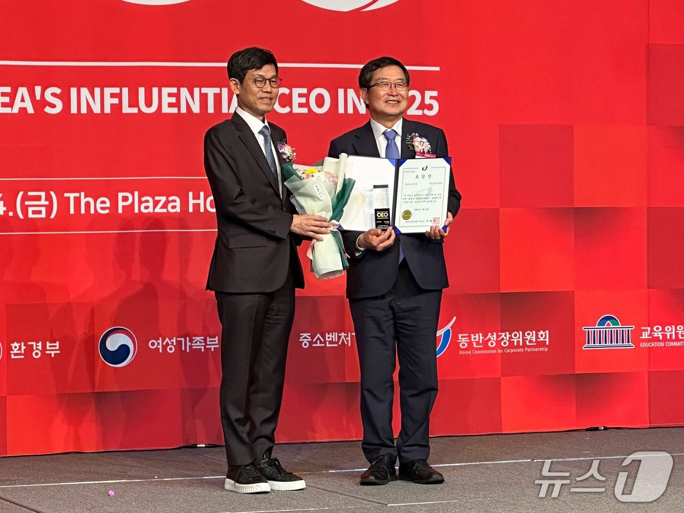 '2025 한국의 영향력 있는 CEO'로 선정된 백승주 전쟁기념사업회장이 수상 후 기념촬영하는 모습. 2025.07.04. (전쟁기념사업회 제공)