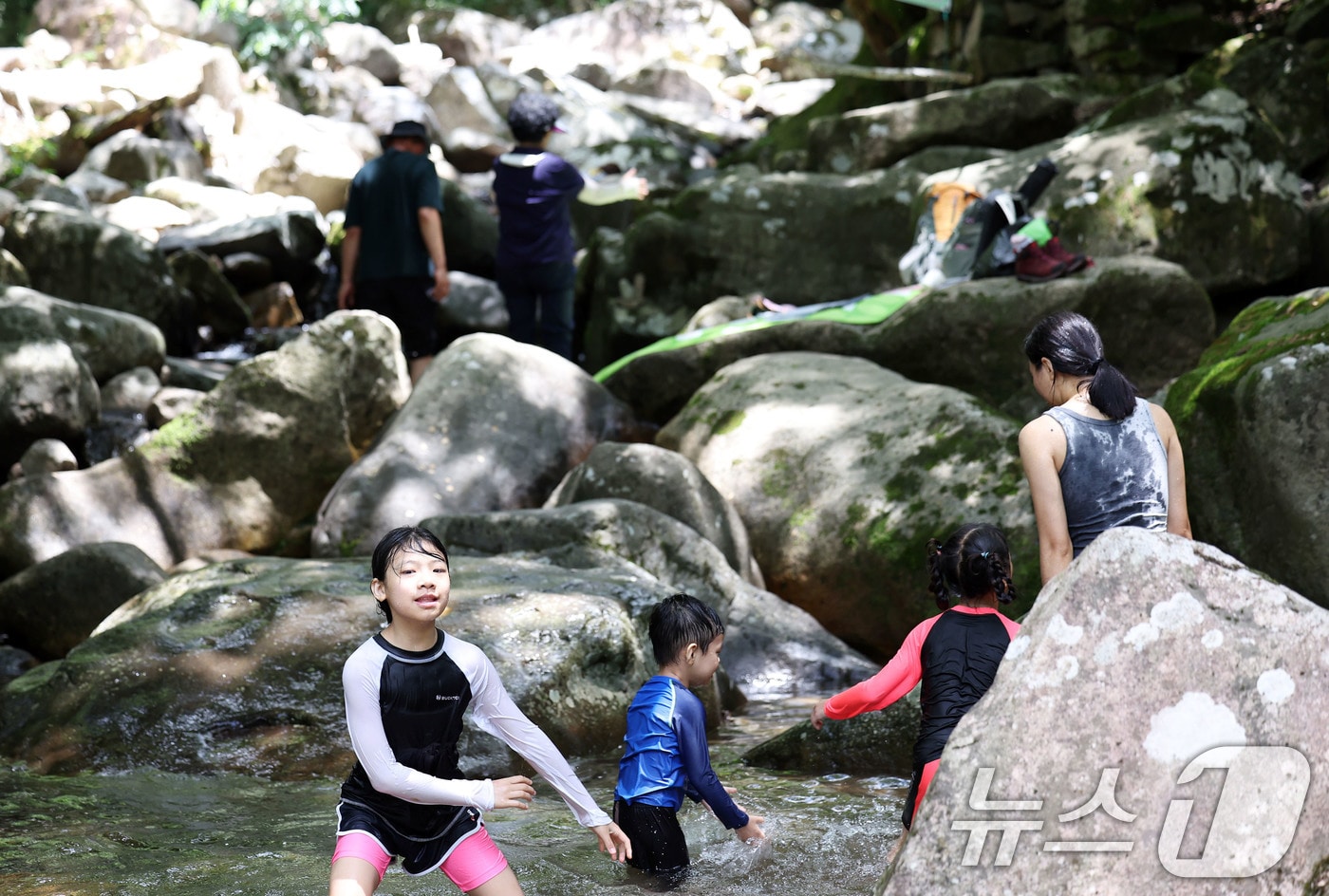 폭염특보가 발효된 지난 5일 오전 광주 북구 금곡동 무등산 원효사 계곡을 찾은 피서객이 계곡 물에 발을 담그며 더위를 식히고 있다. 2025.7.5/뉴스1 ⓒ News1 박지현 기자