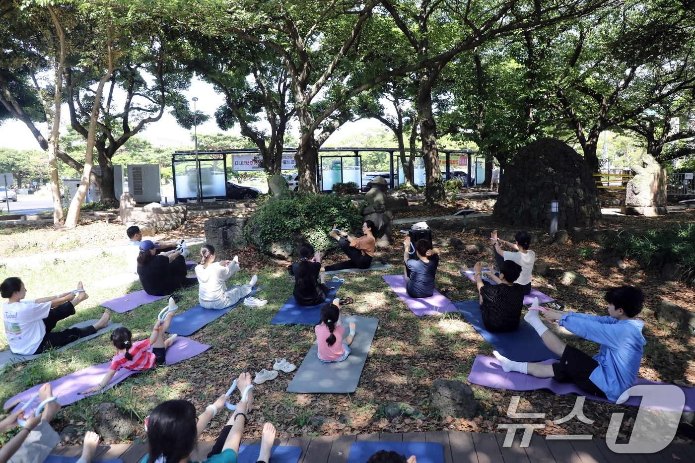 5일 오후 제주시 연동 삼다공원에서 제주관광공사가 주관한 삼다콘서트에서 도민과 관광객들이 요가 프로그램을 하고 있다. 2025.7.5/뉴스1 ⓒ News1 고동명 기자
