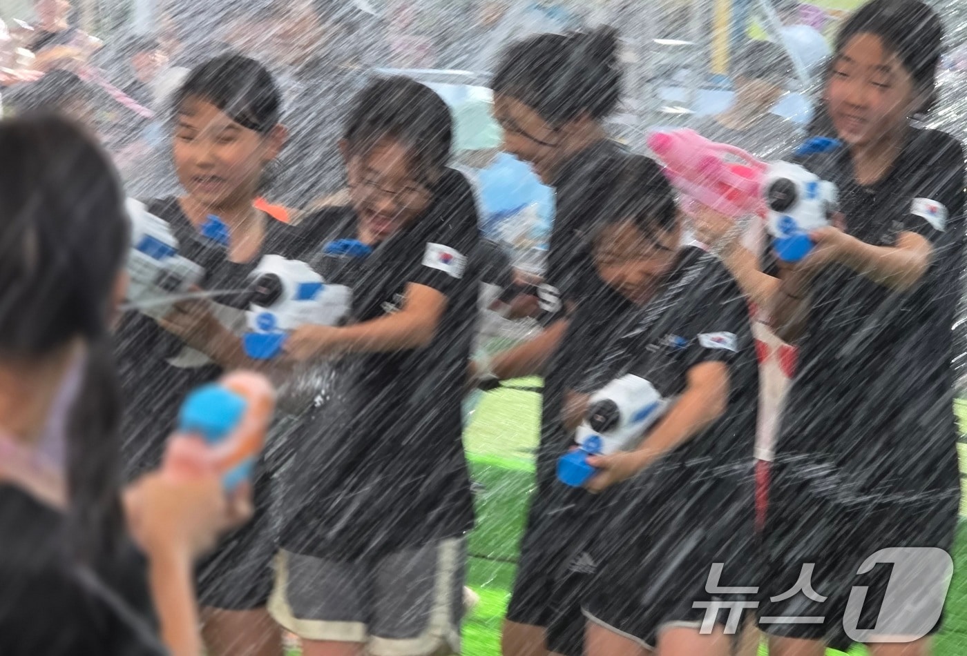 5일 경북 구미코에서 열린 '썸머 페스티벌:키즈바캉스'에 참여한 어린이들이 '물총 대전' 시간에 물총 놀이를 하고 있다. 2025.7.5/뉴스1 ⓒ News1 정우용 기자