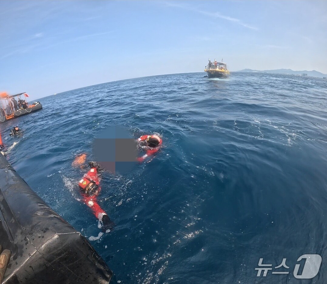 강원 강릉 사천진항 인근 해상서 물에 빠진 다이버를 구조하는 강릉해경.&#40;강릉해경 제공, 재판매 및 DB금지&#41;