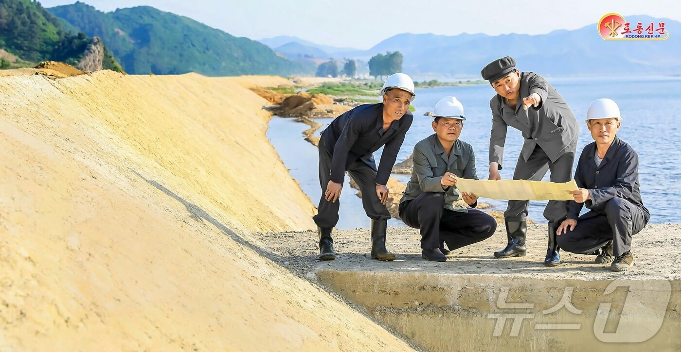 &#40;평양 노동신문=뉴스1&#41; = 북한 노동당 기관지 노동신문은 6일 평안남도 간부들과 노동자들이 &#34;재해성 이상기후에 의한 피해를 최소화하기 위한 사업을 계속 심화시키고 있다&#34;라고 보도했다. [국내에서만 사용가능. 재배포 금지. DB 금지. For Use Only in the Republic of Korea. Redistribution Prohibited] rodongphoto@news1.kr