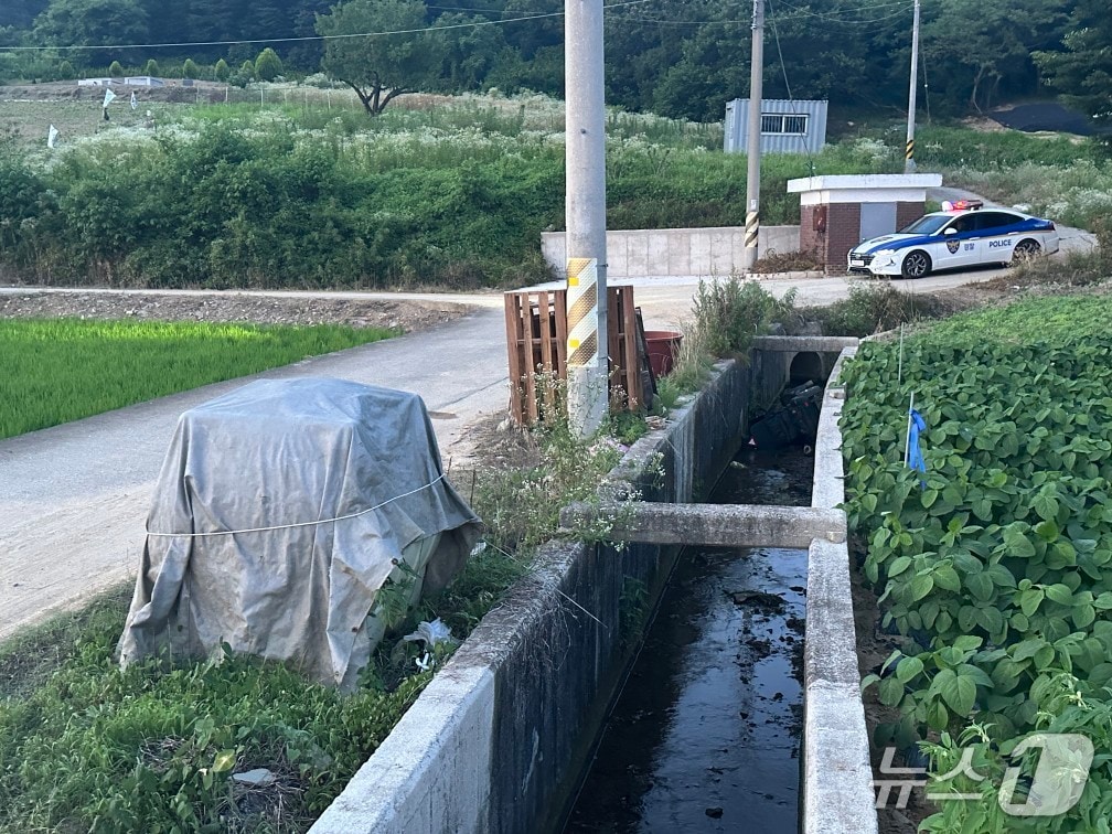전동스쿠터 추락 사고가 발생한 전북 임실 관촌 농수로 모습.(전북도 소방본부 제공. 재판매 및 DB금지)/뉴스1 