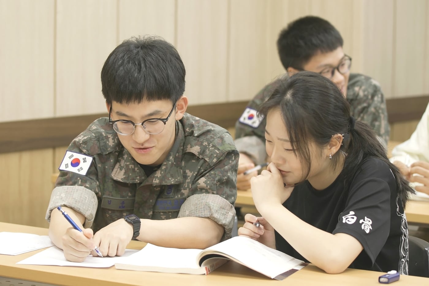 KT희망나눔인상 공동 수상자인 공군 제15특수임무비행단 교육봉사 동아리 소속 장병이 멘토링 학생을 가르치는 모습 &#40;KT 제공&#41;