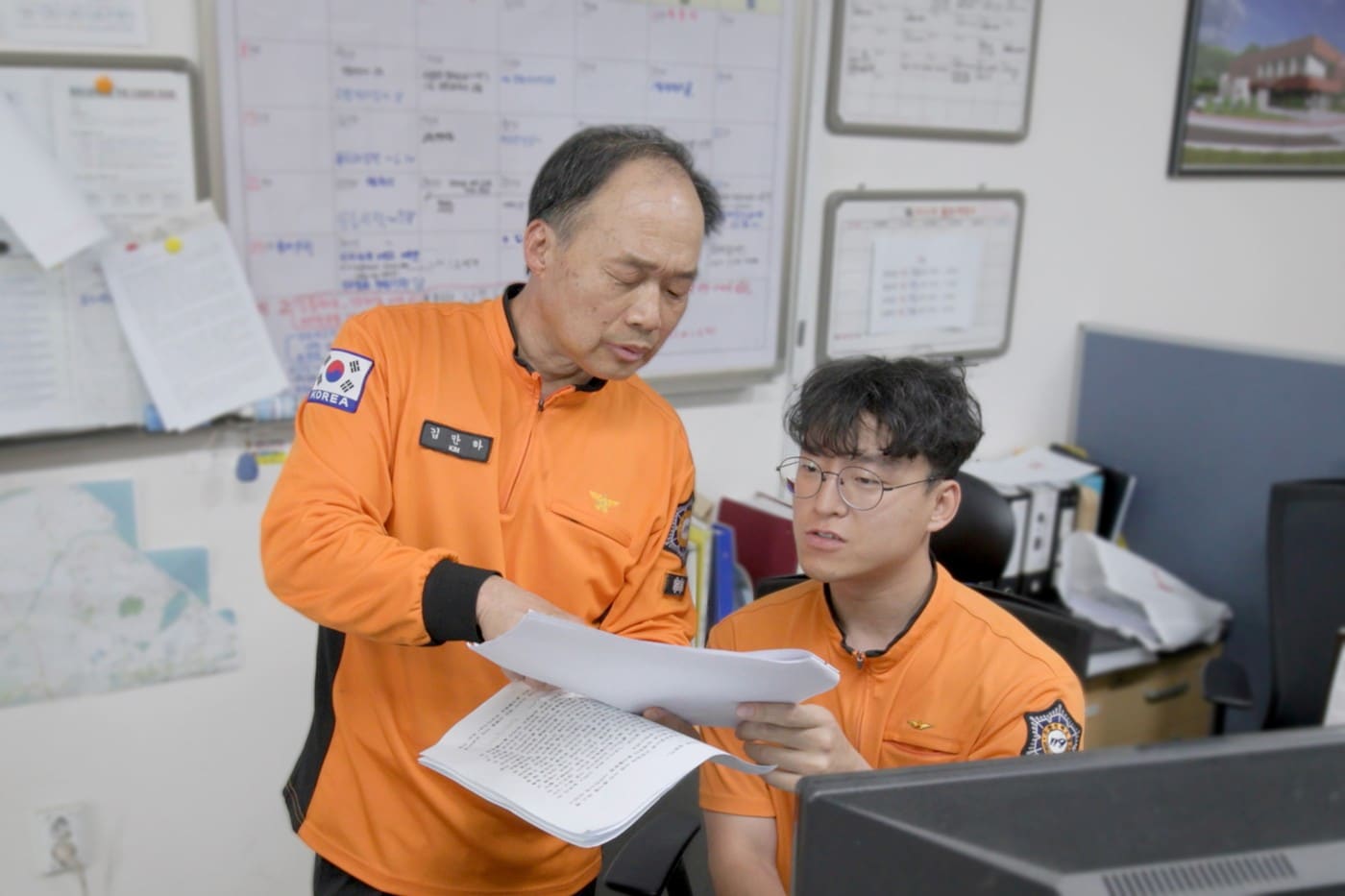 KT희망나눔인상 공동 수상자인 강릉소방서 김만하 소방관&#40;좌측&#41;이 동료 직원과 이야기를 나누는 모습 &#40;KT 제공&#41;