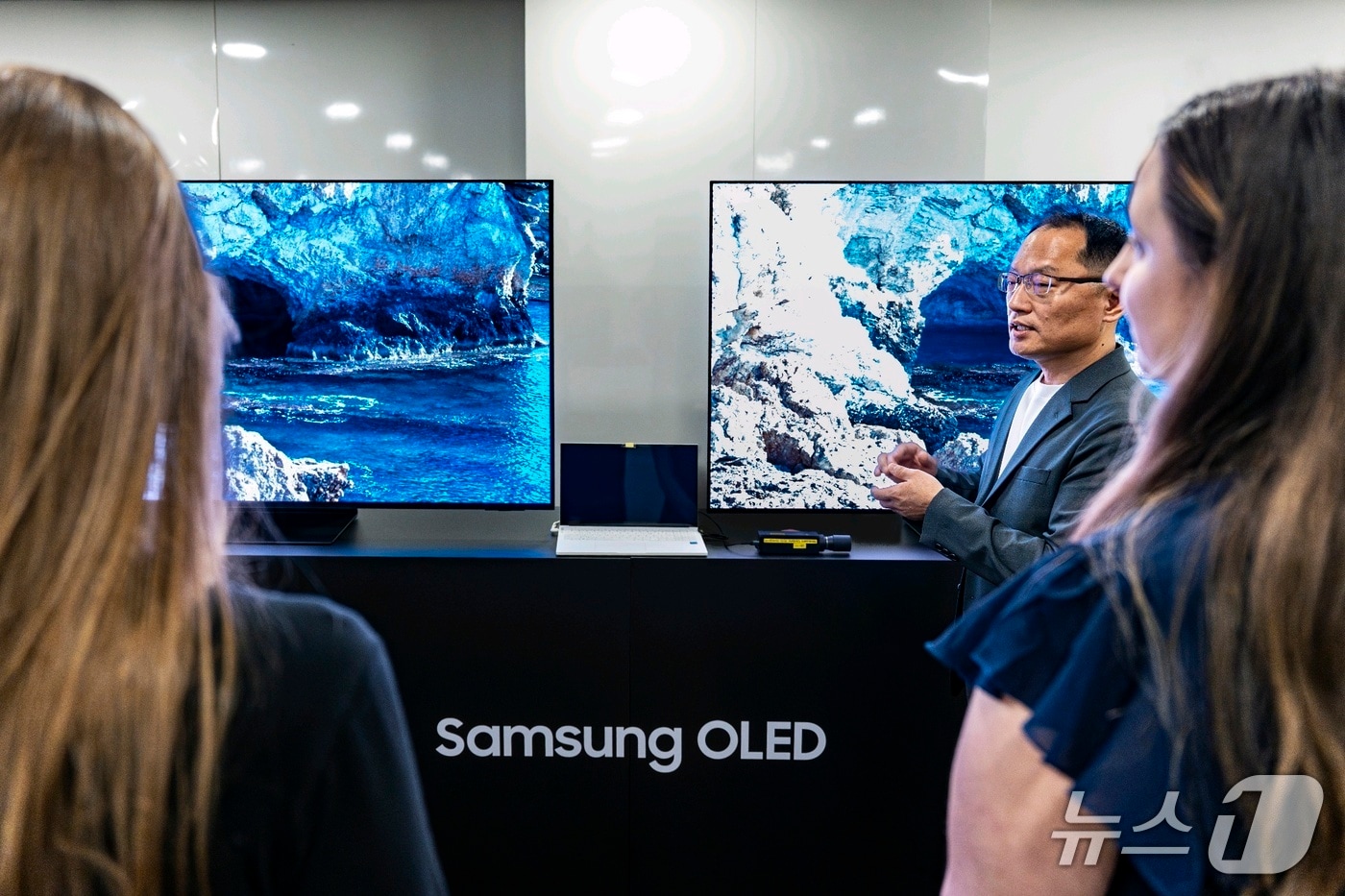 브라질 상파울루에서 지난 달 열린 '2025 중남미 VD 세미나'에서 참석자들이 OLED의 화질 기술을 살펴보고 있다.(삼성전자 제공)