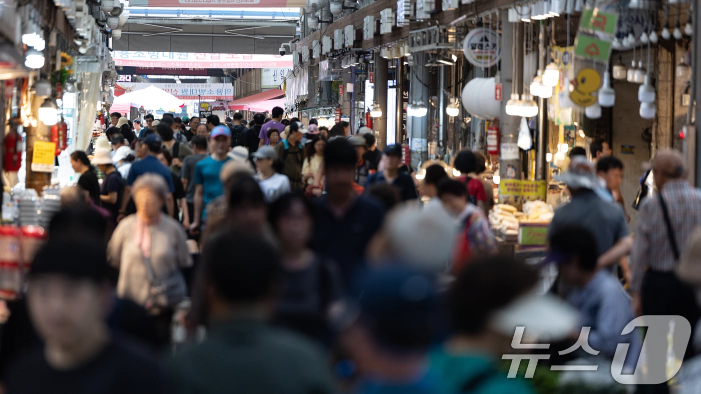 6일 서울시내의 한 전통시장이 북적이고 있다. 2025.7.6/뉴스1 ⓒ News1 이승배 기자