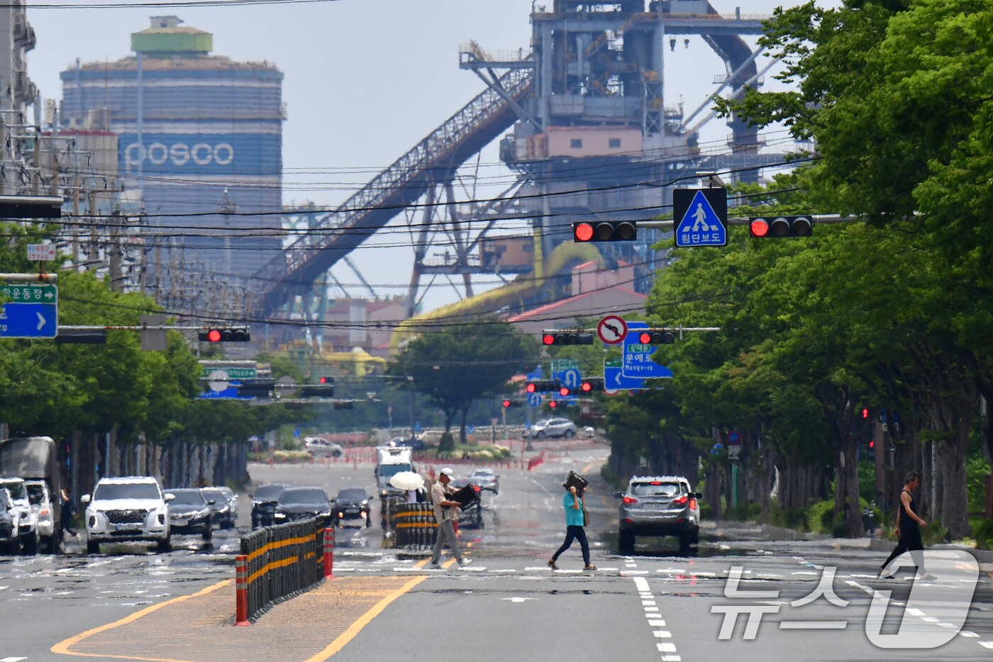 포항에 폭염특보가 발령 중인 지난 6일 포스코 포항제철소로 들어가는 도로에서 열기가 뿜어져 나오고 있다. 2025.7.6/뉴스1 ⓒ News1 최창호 기자