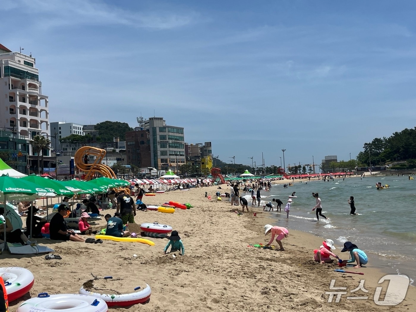 6일 오후 부산 송정해수욕장을 방문한 피서객들이 모래 장난이나 물놀이를 즐기고 있다.2025.7.6/뉴스1 ⓒ News1 장광일 기자