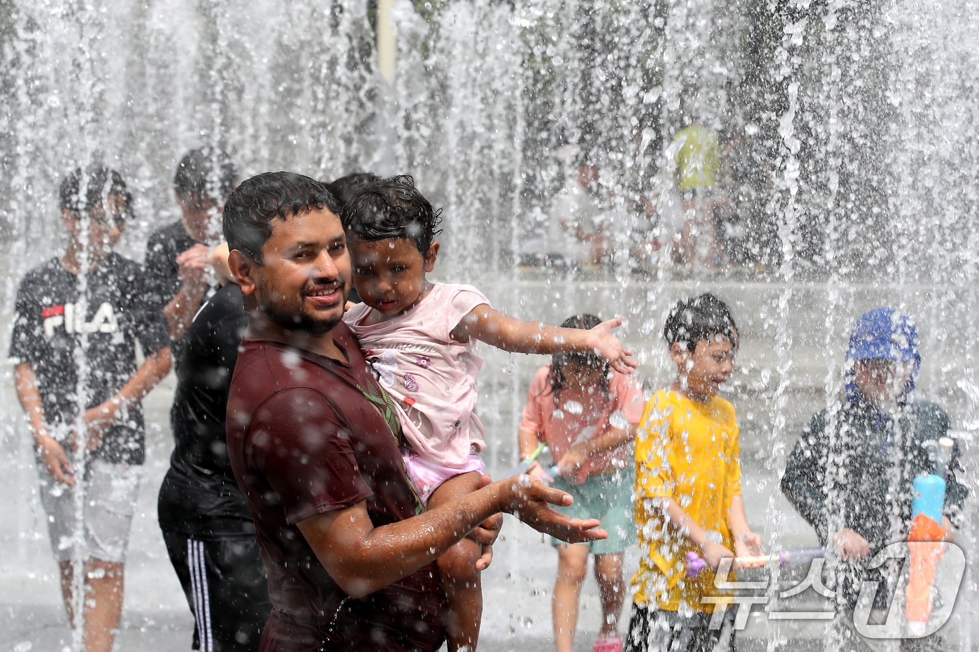 절기상 소서(小暑)를 하루 앞두고 연일 폭염이 지속되는 6일 오후 대구 달서구 와룡공원 바닥분수에서 외국인 가족이 물놀이를 즐기며 무더위를 식히고 있다. 2025.7.6/뉴스1 ⓒ News1 공정식 기자