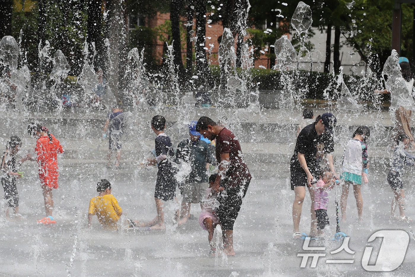 절기상 소서(小暑)를 하루 앞두고 연일 폭염이 지속되는 6일 오후 대구 달서구 와룡공원 바닥분수에서 시민들이 물놀이를 즐기며 무더위를 식히고 있다. 2025.7.6/뉴스1 ⓒ News1 공정식 기자