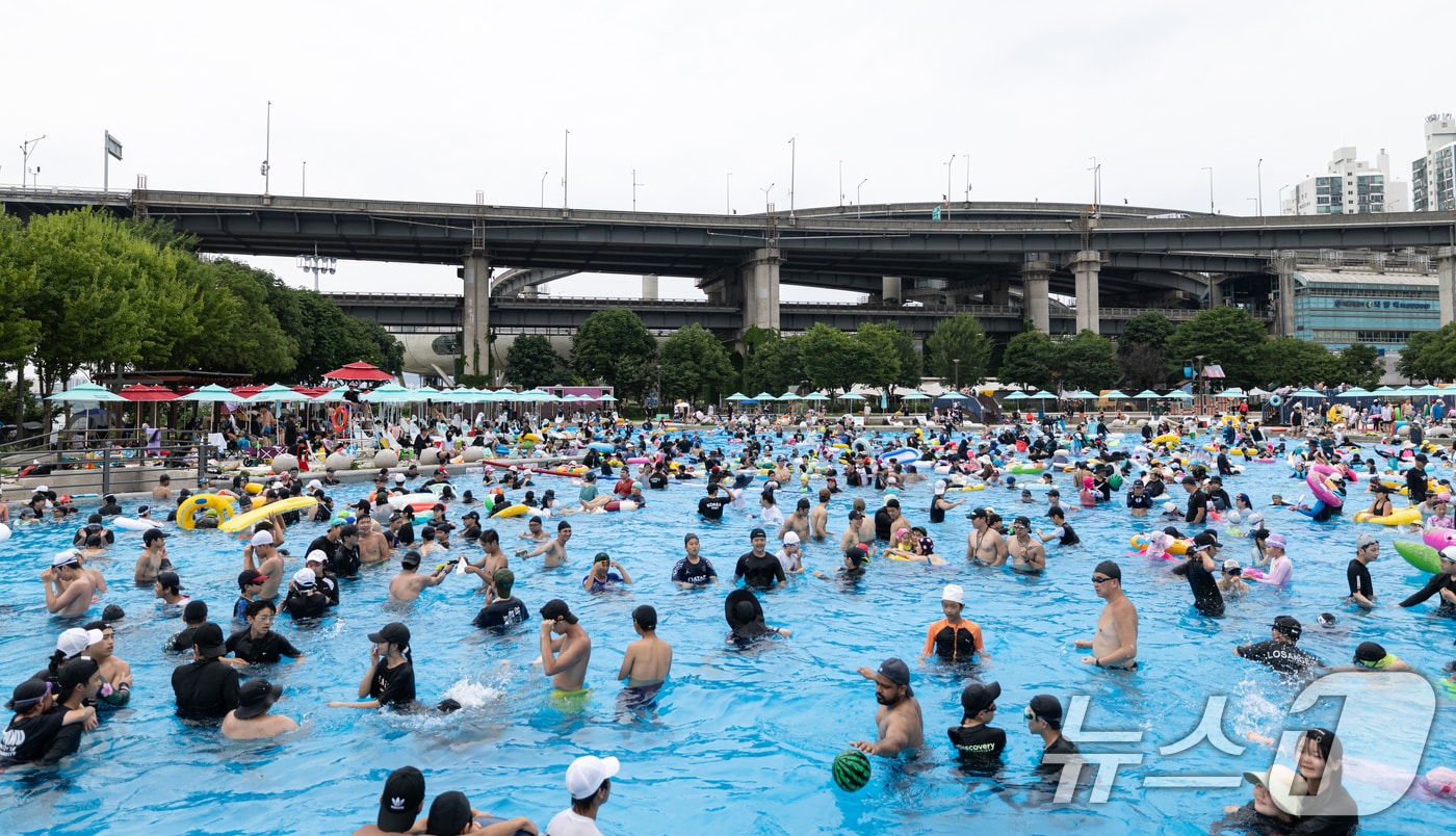 서울 광진구 뚝섬 한강공원 수영장이 북적이고 있다. /뉴스1 ⓒ News1 이승배 기자