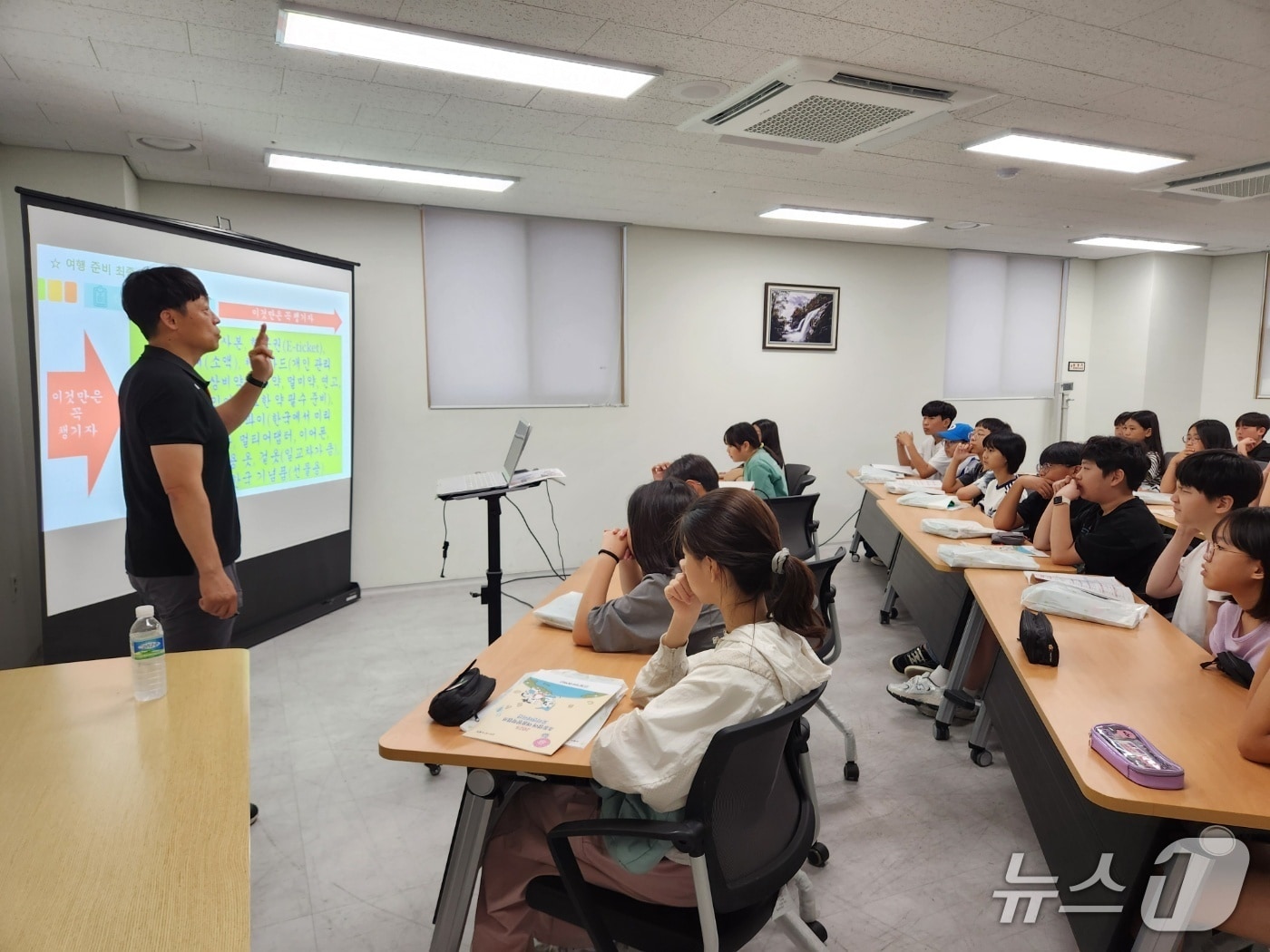 대구 달성교육재단이 여름방학을 맞아 말레이시아와 미국으로 나가는 초·중등생에게 사전 교육을 진행하고 있다.(대구 달성교육재단 제공.재판매 및 DB 금지)