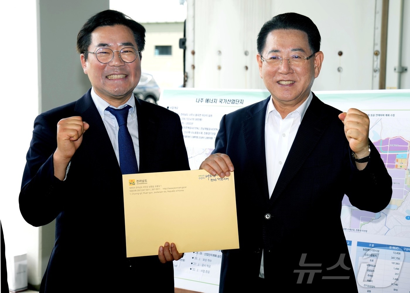 김영록 전라남도지사가 6일 나주 에너지국가산단 조성 현장을 방문한 박찬대 더불어민주당 당대표 후보에게 김영록 전라남도지사가 조성 현황을 설명하며 전남도 현안 해결을 위한 건의 및 협조를 요청하고 있다.&#40;전남도 제공. 재판매 및 DB금지&#41; 2025.7.6/뉴스1 ⓒ News1 