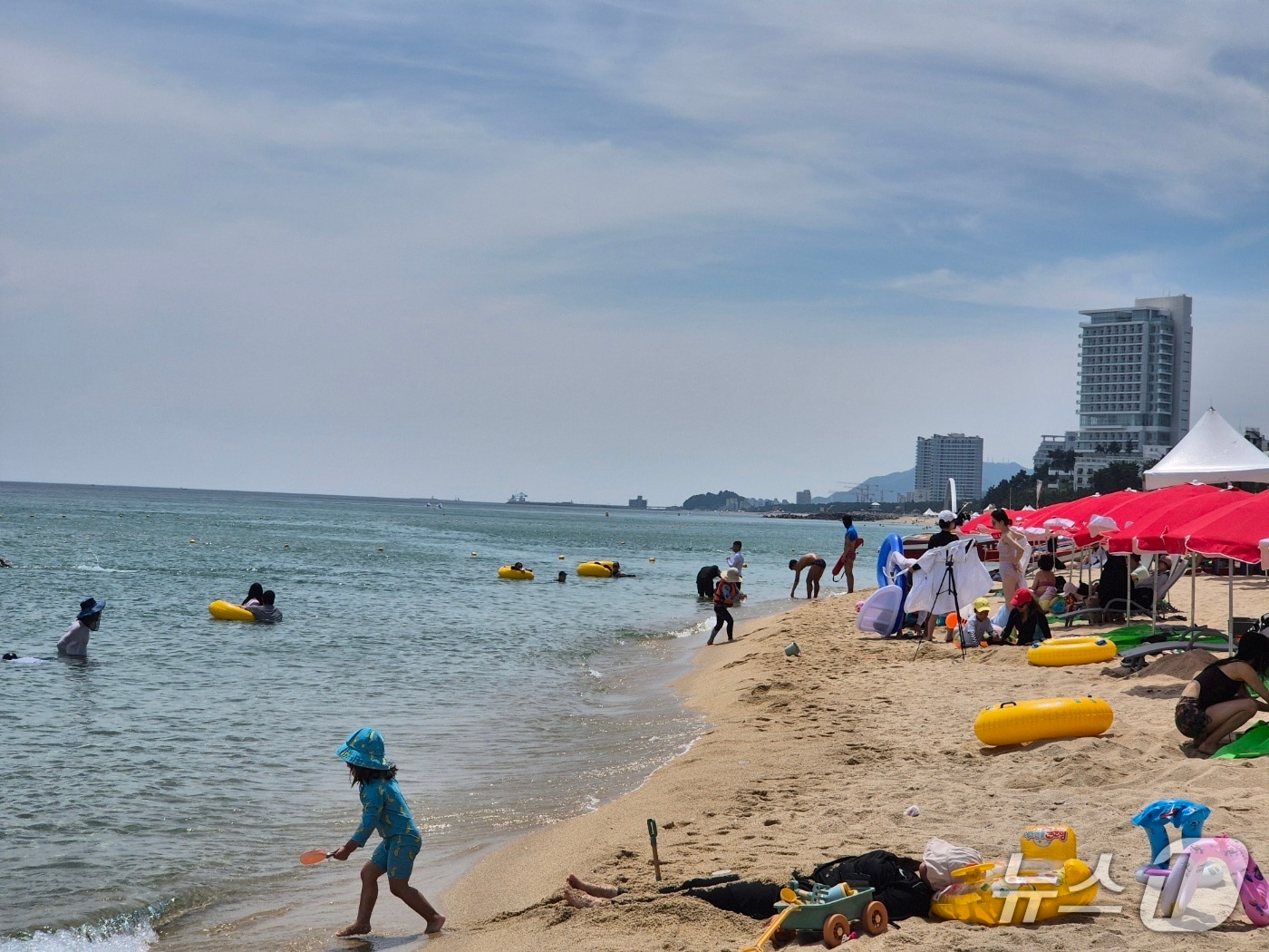 일요일인 6일 강원 강릉 경포해수욕장을 피서객들이 물놀이를 즐기고 있다. .2025.7.6/뉴스1