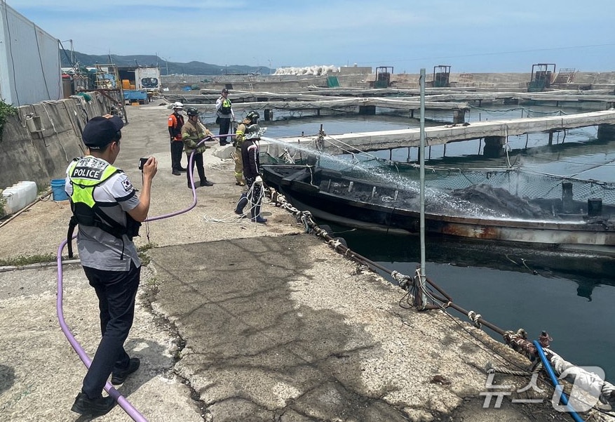 6일 낮 12시 28분쯤 경북 포항시 남구 구룡포 영암 2리에 있는 축양장에 정박 중이던 1톤 어선에서 불이 났다. (포항해양경찰서제공, 제판매 및 DB금지) 2025.7.6/뉴스1 